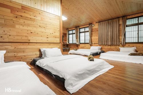 hand seeking alishan sunrise