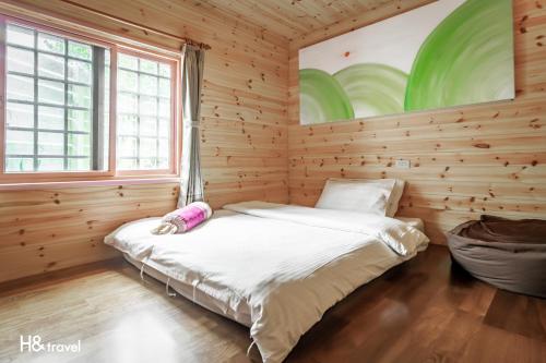 hand seeking alishan sunrise