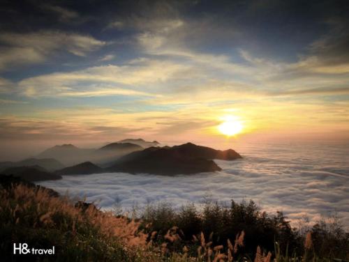 hand seeking alishan sunrise