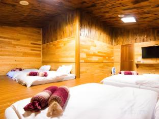 hand seeking alishan sunrise