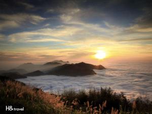 hand seeking alishan sunrise