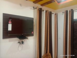 Priya Hotel Faizabad,,2 star