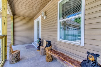 Rustic River Lodge By Honeybearcabins,,4 star