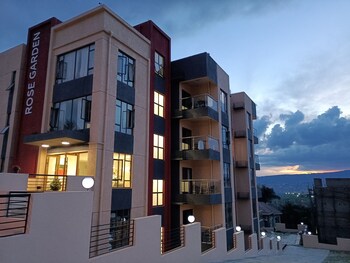 rose garden private apartment by link