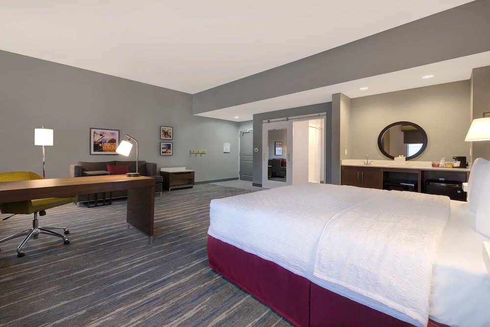 hampton inn and suites marina