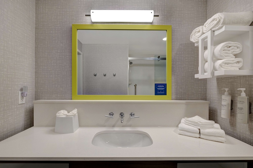 hampton inn and suites marina