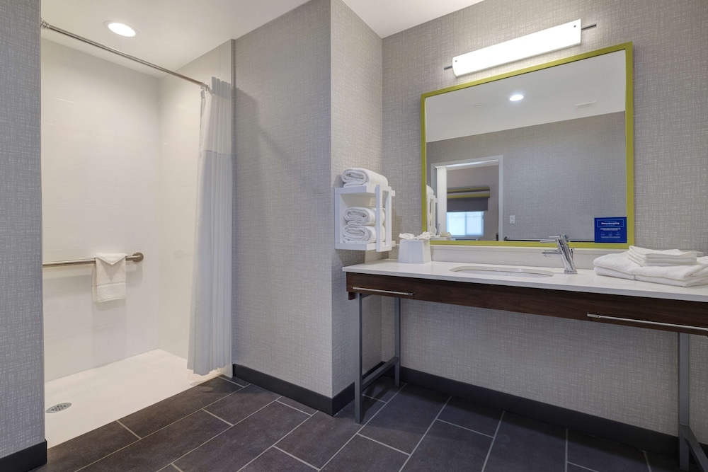 hampton inn and suites marina