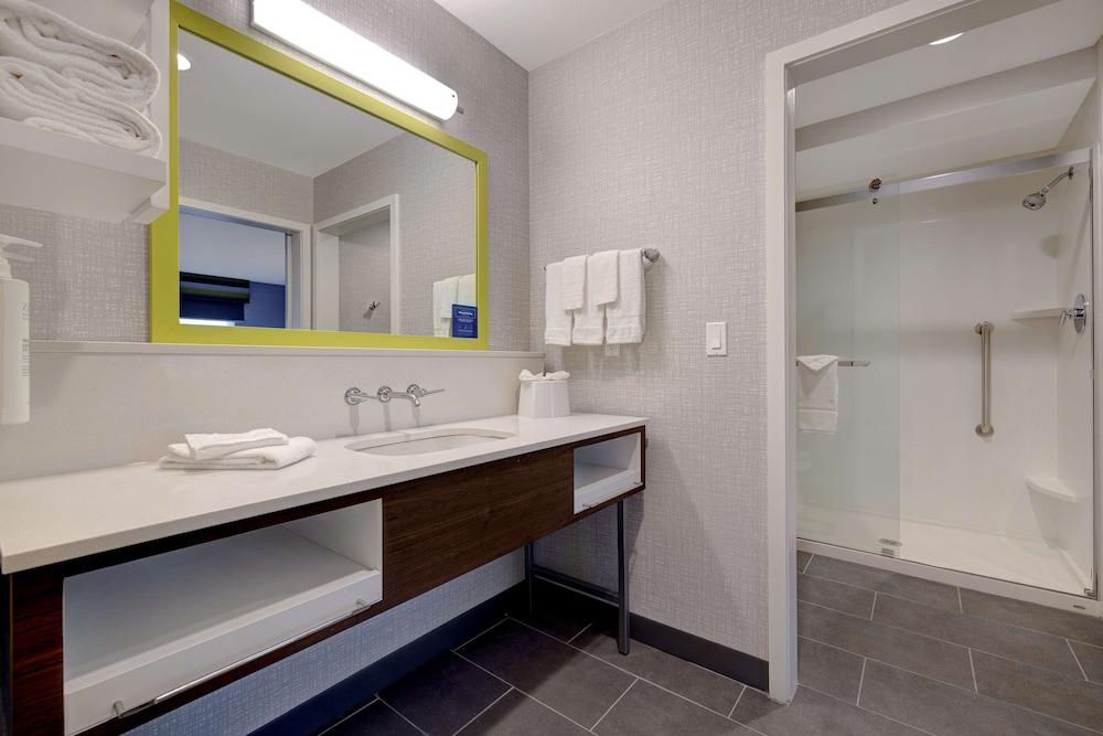 hampton inn and suites marina