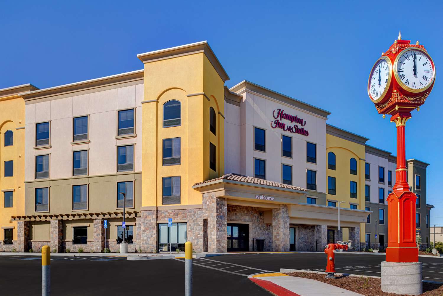 hampton inn and suites marina