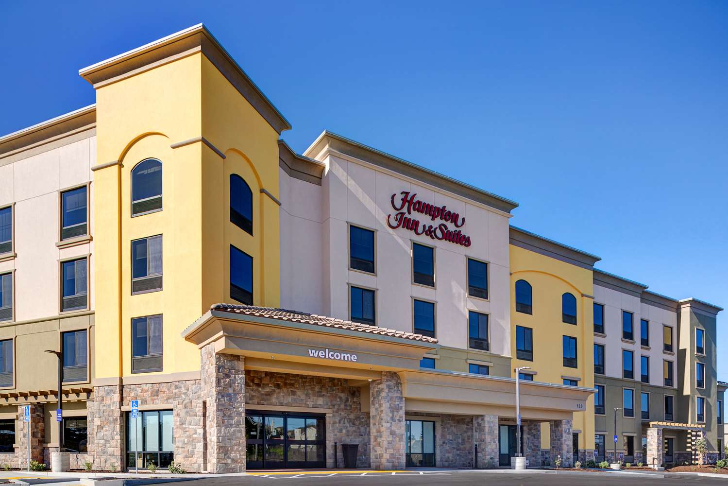 hampton inn and suites marina