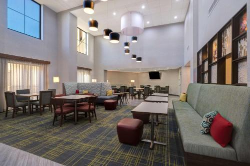 hampton inn and suites marina