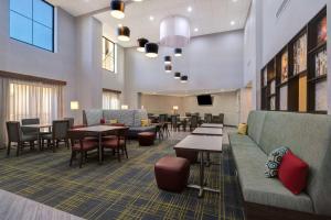hampton inn and suites marina