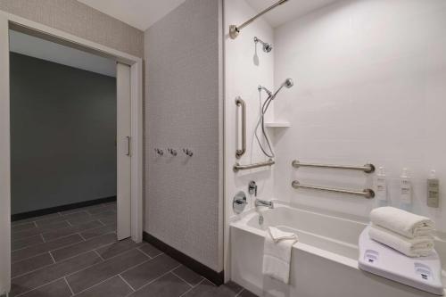 hampton inn and suites marina