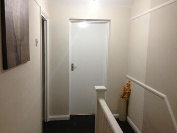 room in guest room double with shared bathroom sleeps 1 2 located 5 minutes from heathrow dsbyr