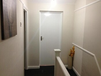 room in guest room double with shared bathroom sleeps 1 2 located 5 minutes from heathrow dsbyr