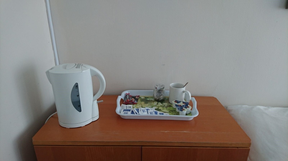 room in guest room double with shared bathroom sleeps 1 2 located 5 minutes from heathrow dsbyr