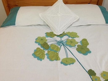 room in guest room double with shared bathroom sleeps 1 2 located 5 minutes from heathrow dsbyr