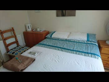 room in guest room double with shared bathroom sleeps 1 2 located 5 minutes from heathrow dsbyr