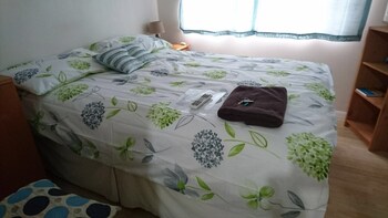 room in guest room double with shared bathroom sleeps 1 2 located 5 minutes from heathrow dsbyr