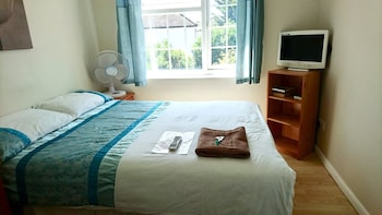 room in guest room double with shared bathroom sleeps 1 2 located 5 minutes from heathrow dsbyr