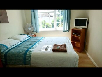 room in guest room double with shared bathroom sleeps 1 2 located 5 minutes from heathrow dsbyr