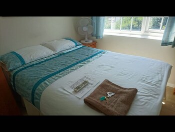 room in guest room double with shared bathroom sleeps 1 2 located 5 minutes from heathrow dsbyr