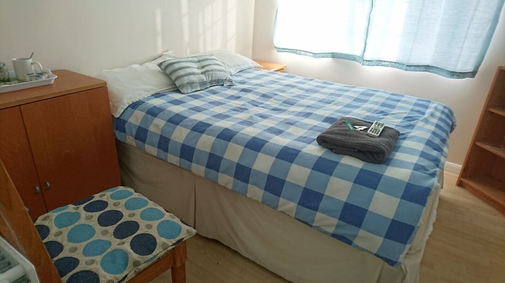 room in guest room double with shared bathroom sleeps 1 2 located 5 minutes from heathrow dsbyr