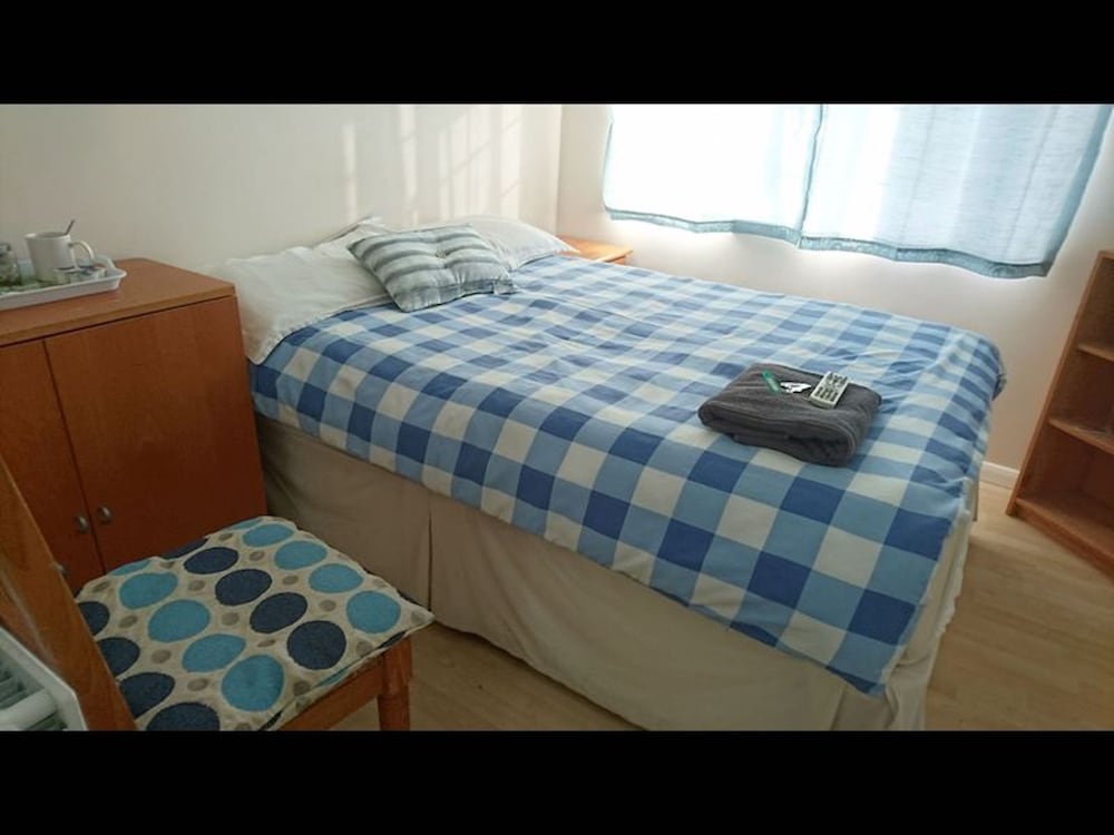 room in guest room double with shared bathroom sleeps 1 2 located 5 minutes from heathrow dsbyr