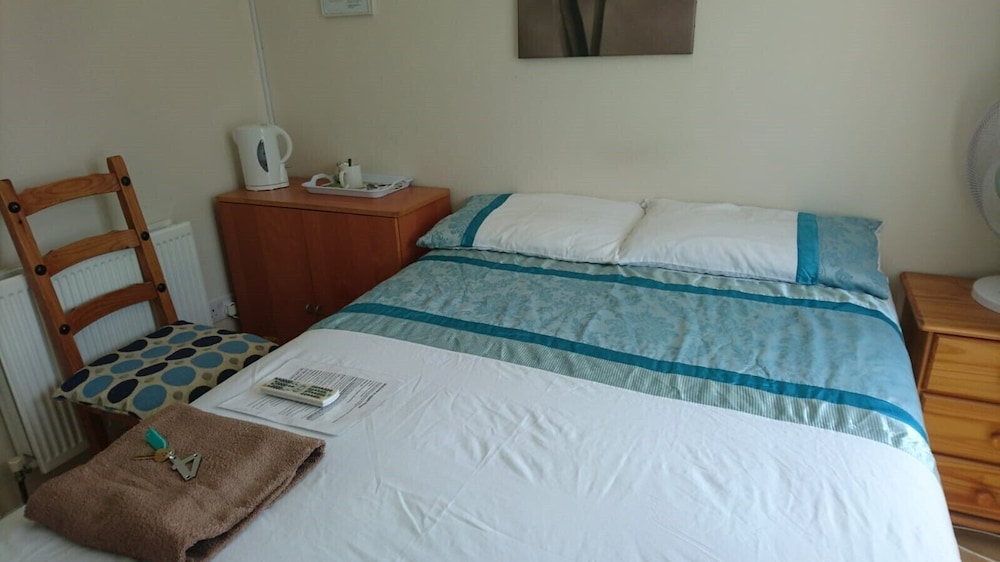 room in guest room double with shared bathroom sleeps 1 2 located 5 minutes from heathrow dsbyr