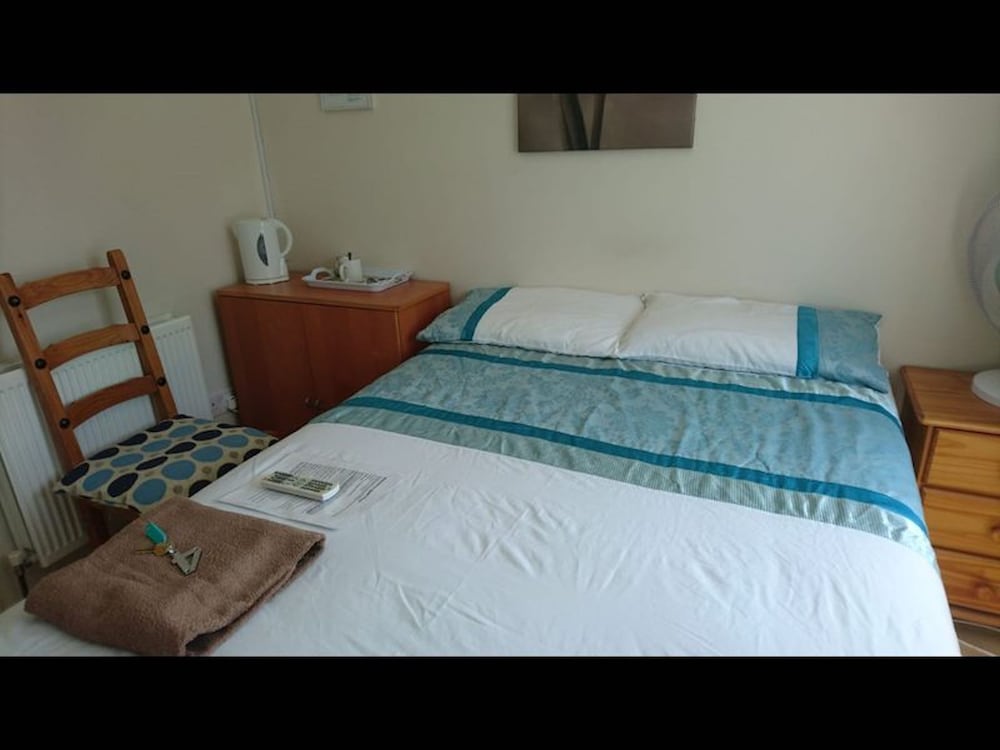 room in guest room double with shared bathroom sleeps 1 2 located 5 minutes from heathrow dsbyr
