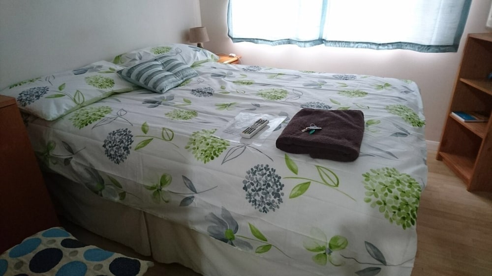 room in guest room double with shared bathroom sleeps 1 2 located 5 minutes from heathrow dsbyr