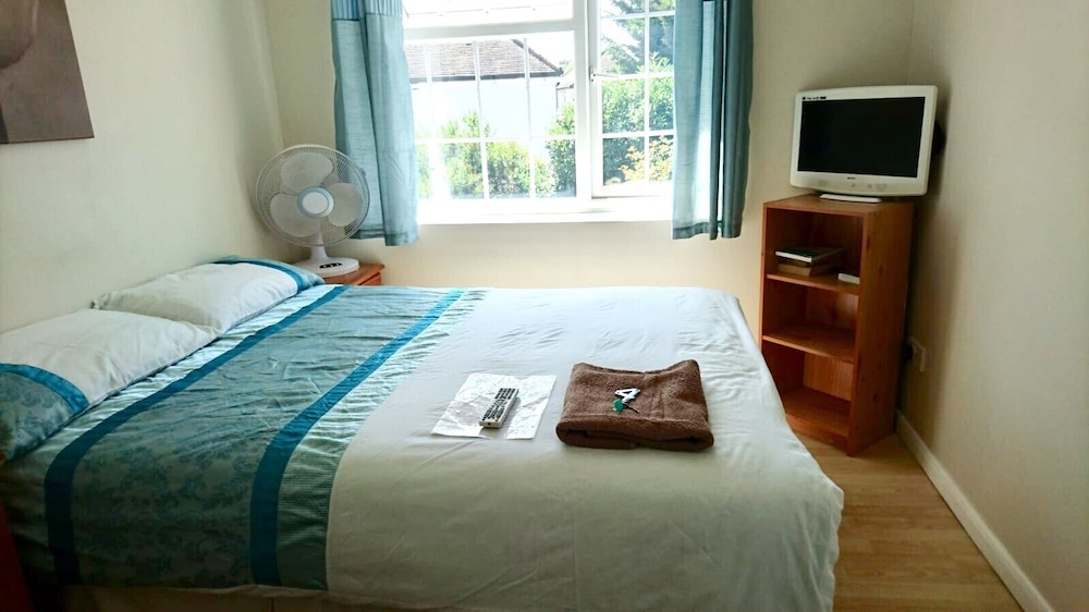 room in guest room double with shared bathroom sleeps 1 2 located 5 minutes from heathrow dsbyr