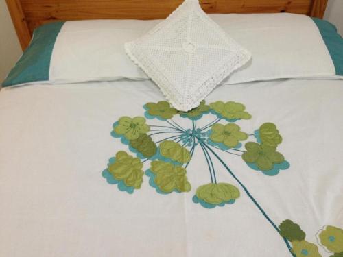 room in guest room double with shared bathroom sleeps 1 2 located 5 minutes from heathrow dsbyr