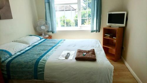 room in guest room double with shared bathroom sleeps 1 2 located 5 minutes from heathrow dsbyr