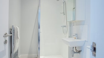 modern apartment with free parking wifi and netflix