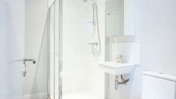 modern apartment with free parking wifi and netflix