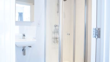 modern apartment with free parking wifi and netflix