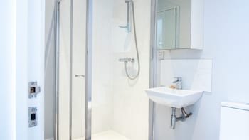 modern apartment with free parking wifi and netflix