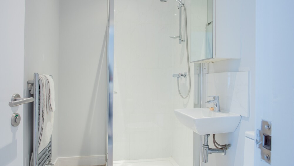 modern apartment with free parking wifi and netflix