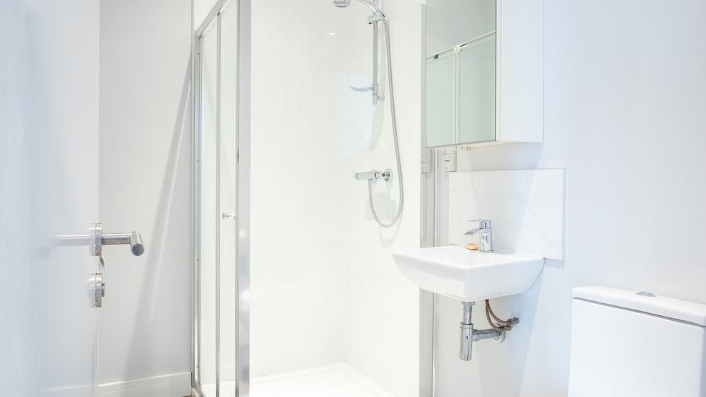 modern apartment with free parking wifi and netflix