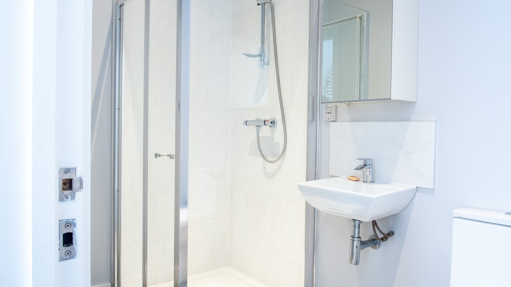 modern apartment with free parking wifi and netflix