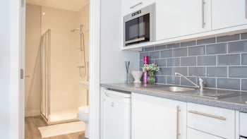 modern apartment with free parking wifi and netflix