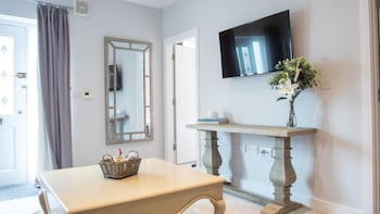 modern apartment with free parking wifi and netflix