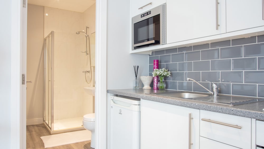 modern apartment with free parking wifi and netflix