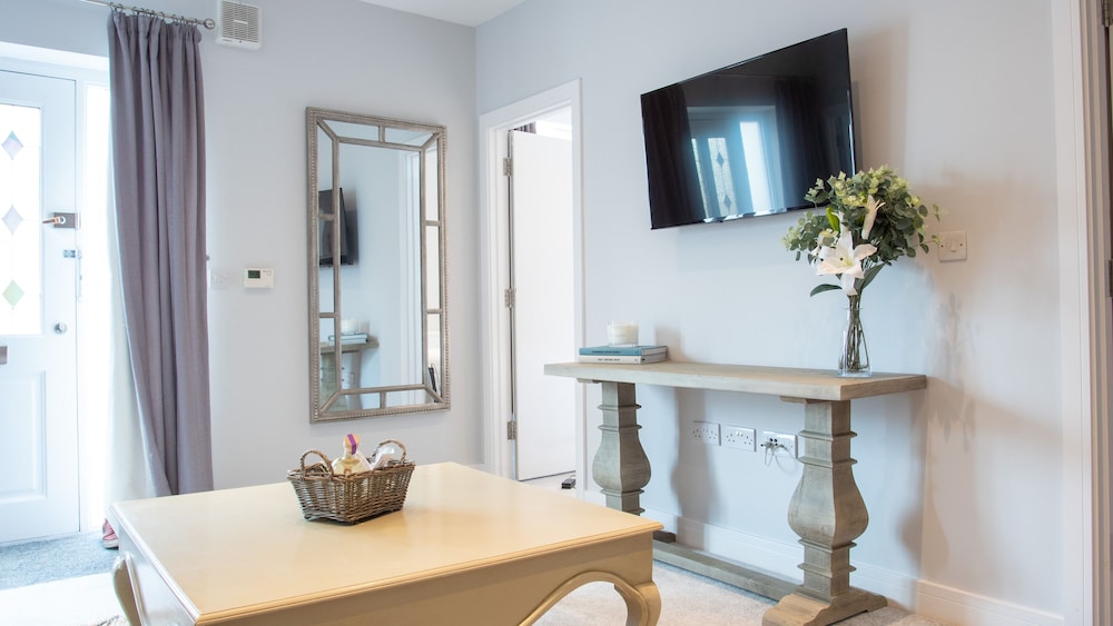 modern apartment with free parking wifi and netflix