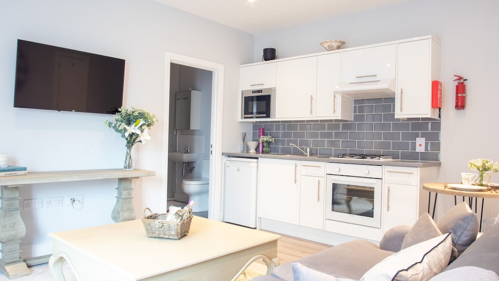 modern apartment with free parking wifi and netflix