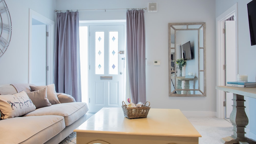 modern apartment with free parking wifi and netflix