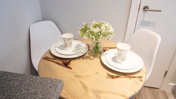 modern apartment with free parking wifi and netflix