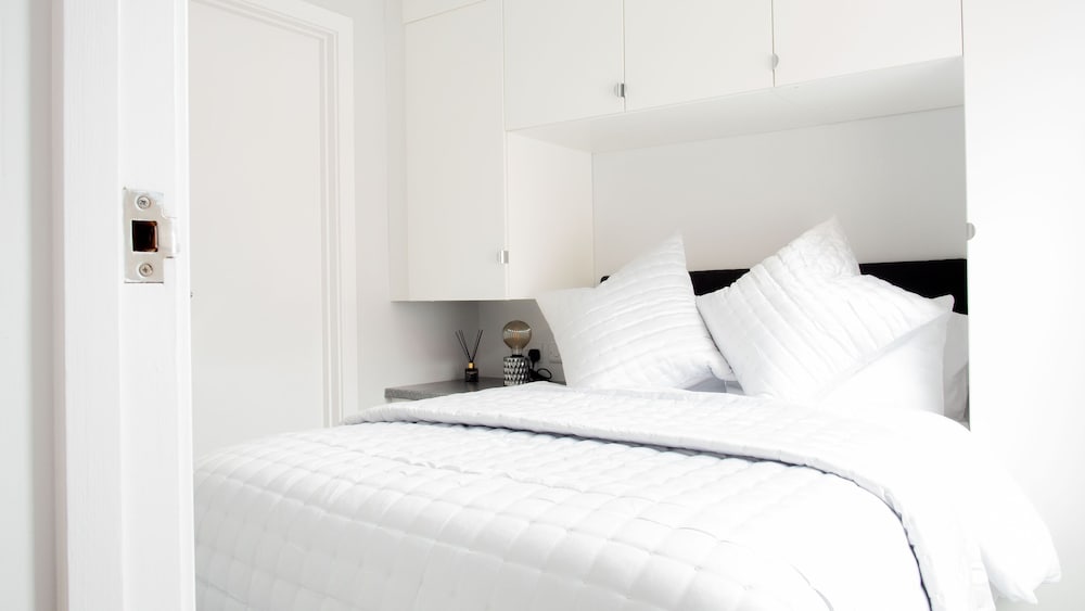 modern apartment with free parking wifi and netflix