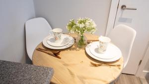 modern apartment with free parking wifi and netflix